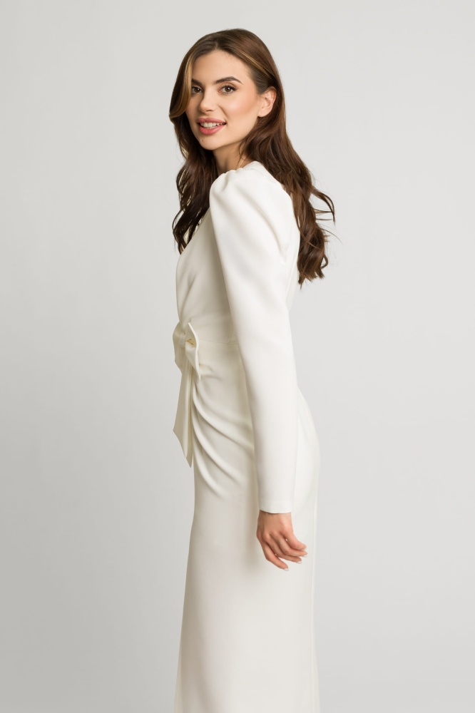 Śmietankowa elegancka dopasowana sukienka midi z rozporkiem i ozdobną kokardą Fiona by Swing