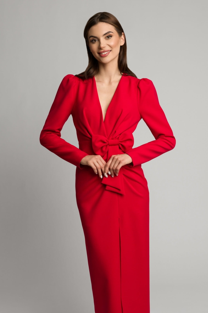 Czerwona elegancka dopasowana sukienka midi z rozporkiem i ozdobną kokardą Fiona by Swing