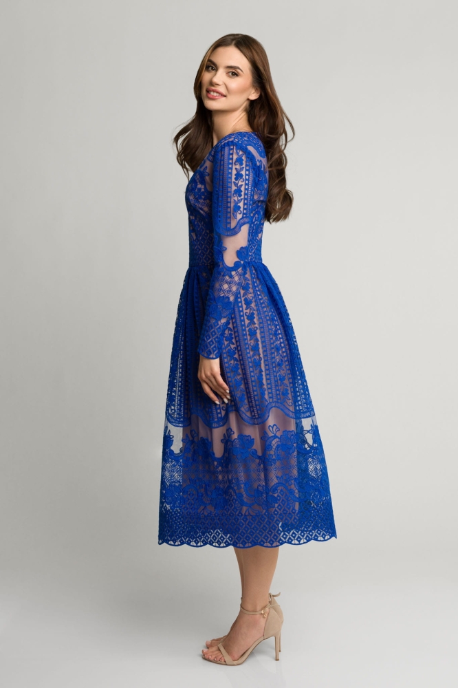 Kobaltowa koronkowa rozkloszowana sukienka midi z dekoltem Gracia by Swing