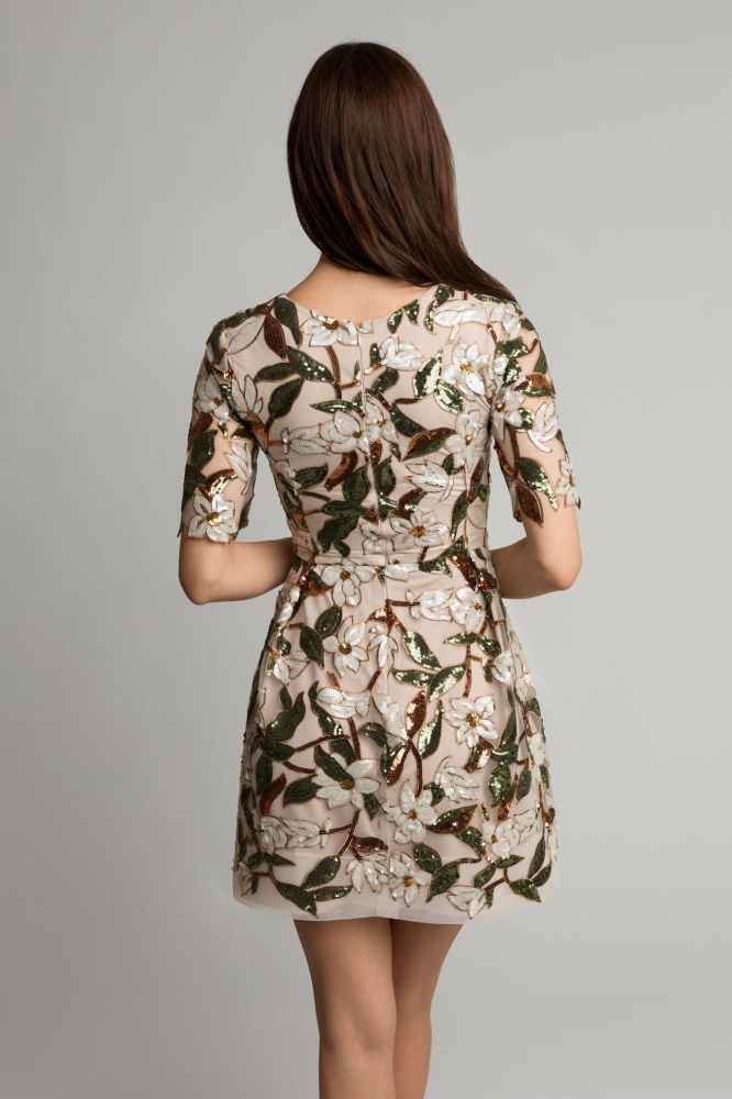 Beżowa lekko rozkloszowana tiulowa sukienka mini wyszywana w cekinowe kwiaty Vanity by Swing