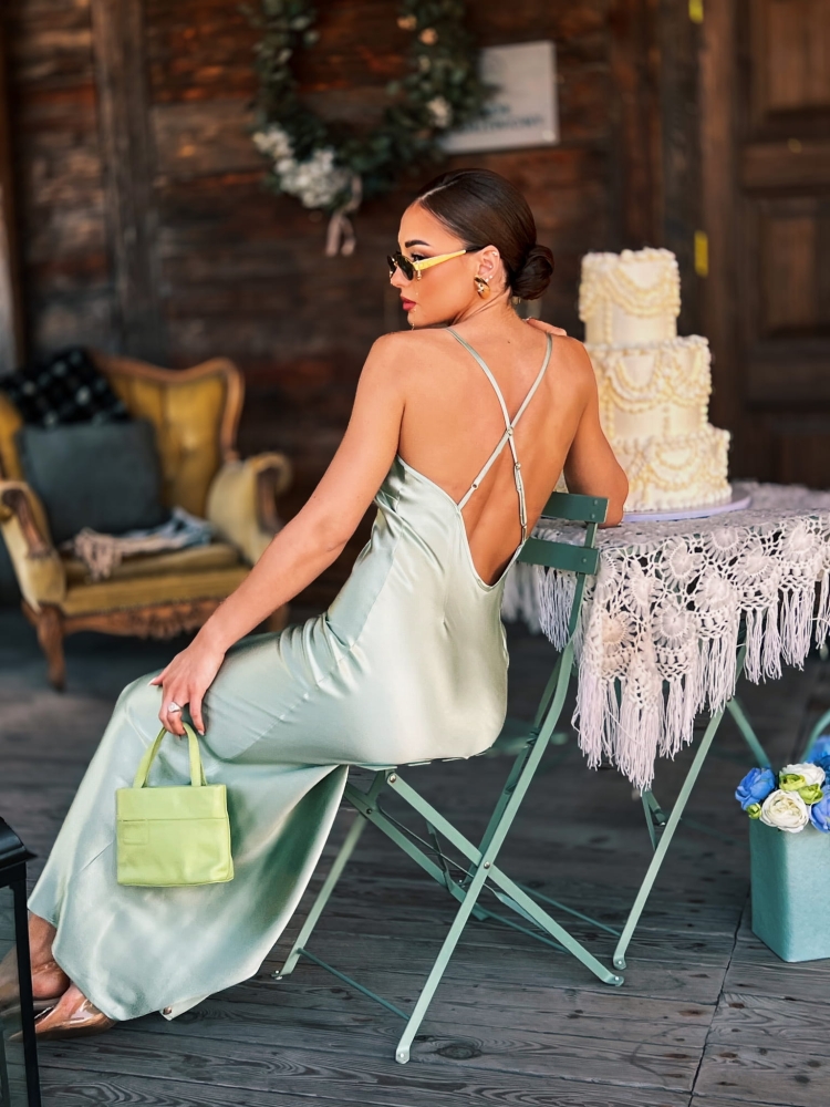 Miętowa satynowa wiskozowa sukienka maxi na cienkich ramiączkach i odkrytymi plecami Riviera by Swing wiskoza cupro sukienka na wesele sukienka na lato bieliźniana sukienka sukienka satynowa