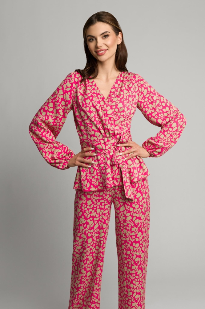 Różowy wiskozowy komplet spodnie + bluzka z baskinką w beżowy wzór Toledo by Swing