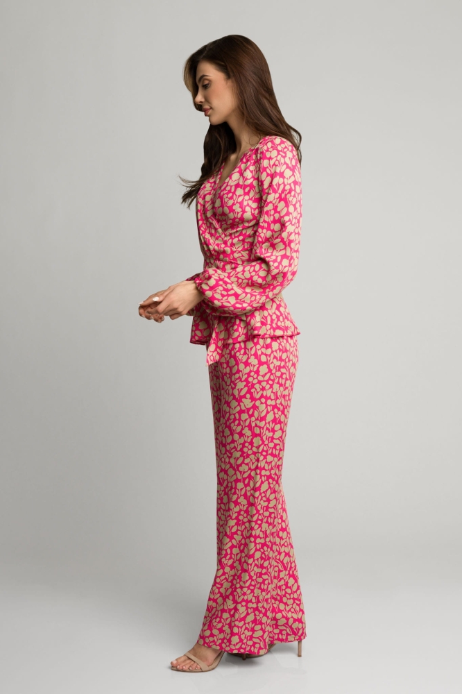 Różowy wiskozowy komplet spodnie + bluzka z baskinką w beżowy wzór Toledo by Swing