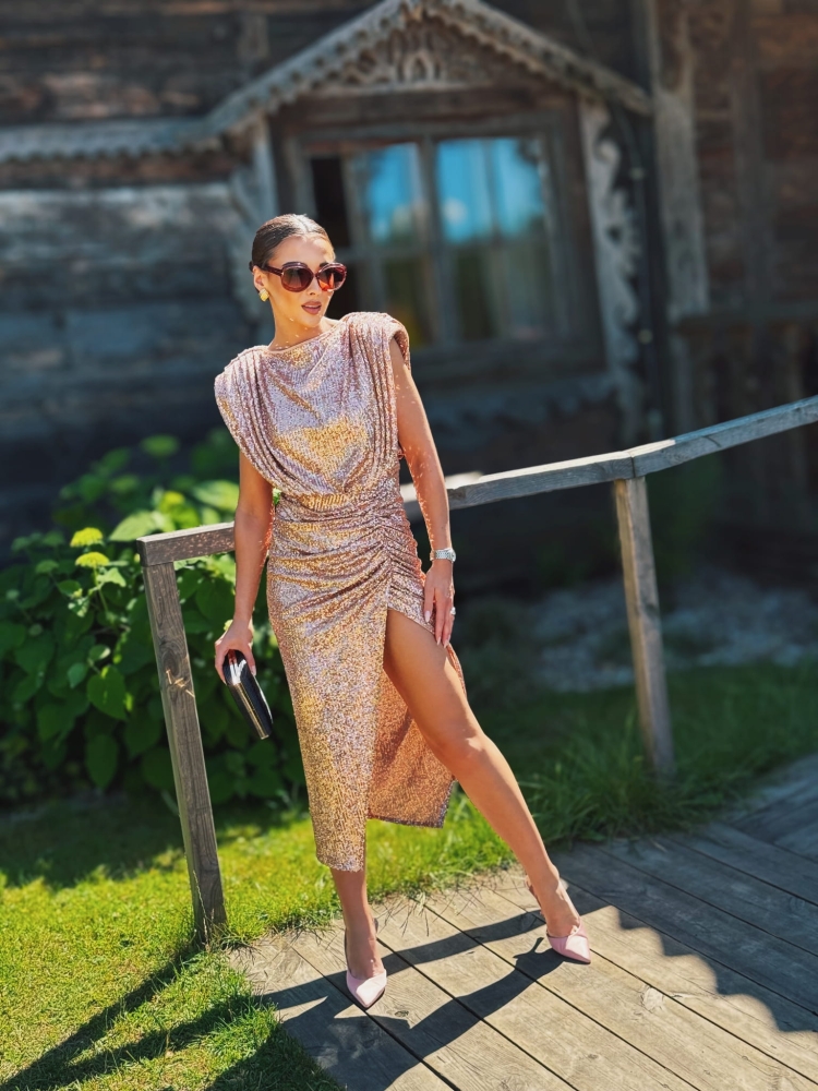 Złota miedziana dopasowana sukienka midi z cekinów bez rękawa Nicol Summer by Swing