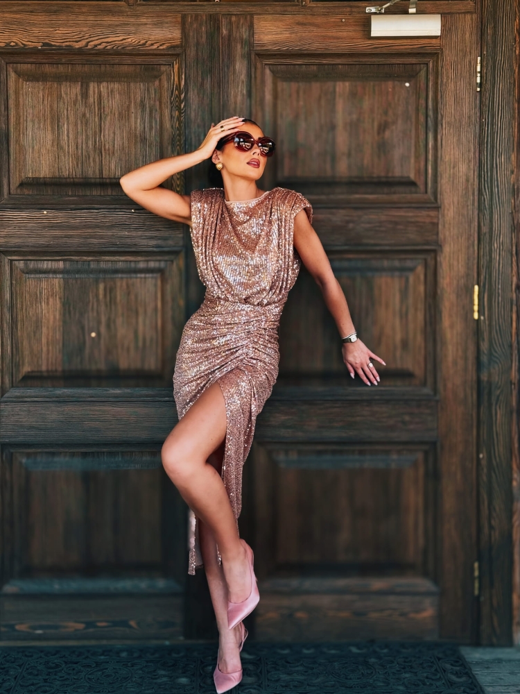 Złota miedziana dopasowana sukienka midi z cekinów bez rękawa Nicol Summer by Swing