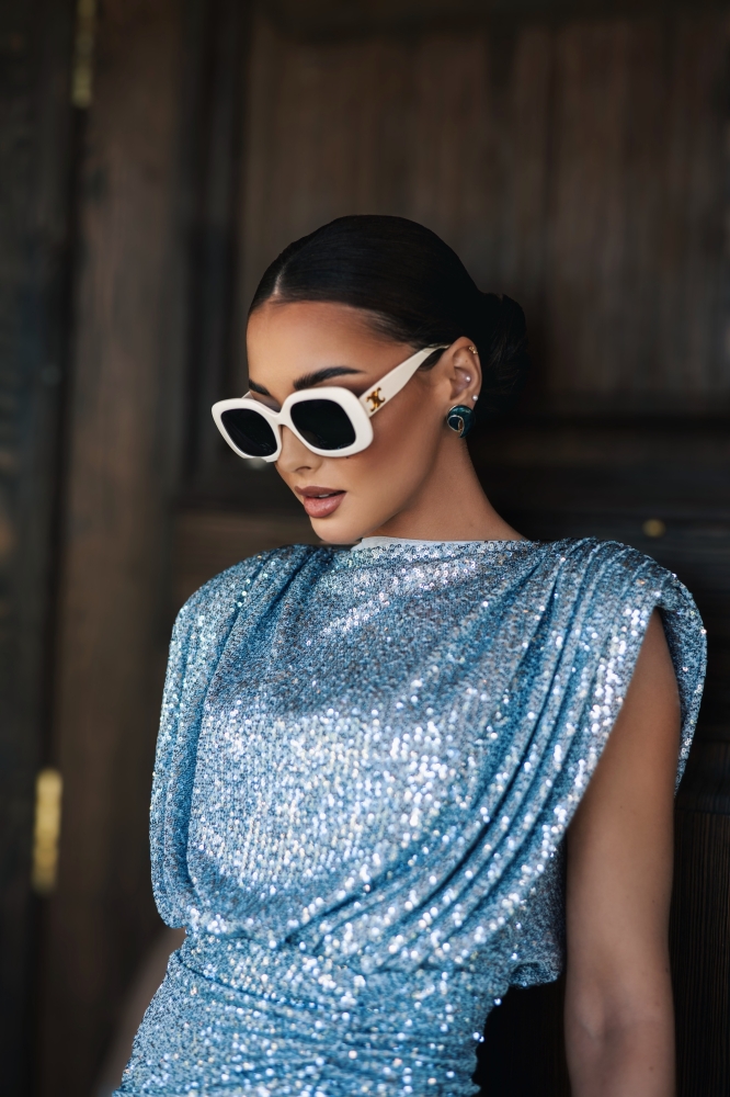 Błękitna dopasowana sukienka mini z cekinów bez rękawa Nicol Summer Short by Swing