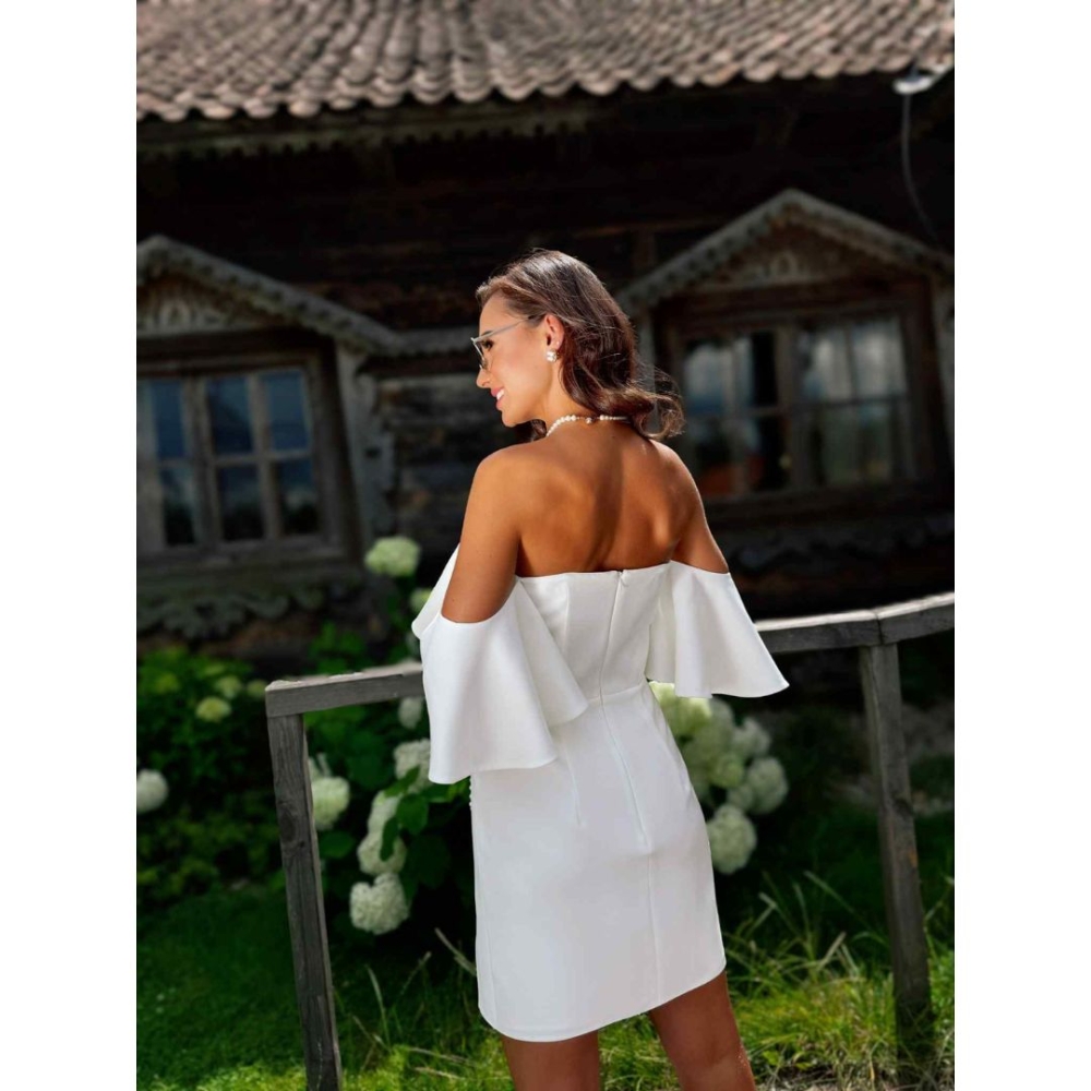 Śmietankowa elegancka sukienka hiszpanka mini z ozdobną falbaną i rozporkiem Sierra by Swing