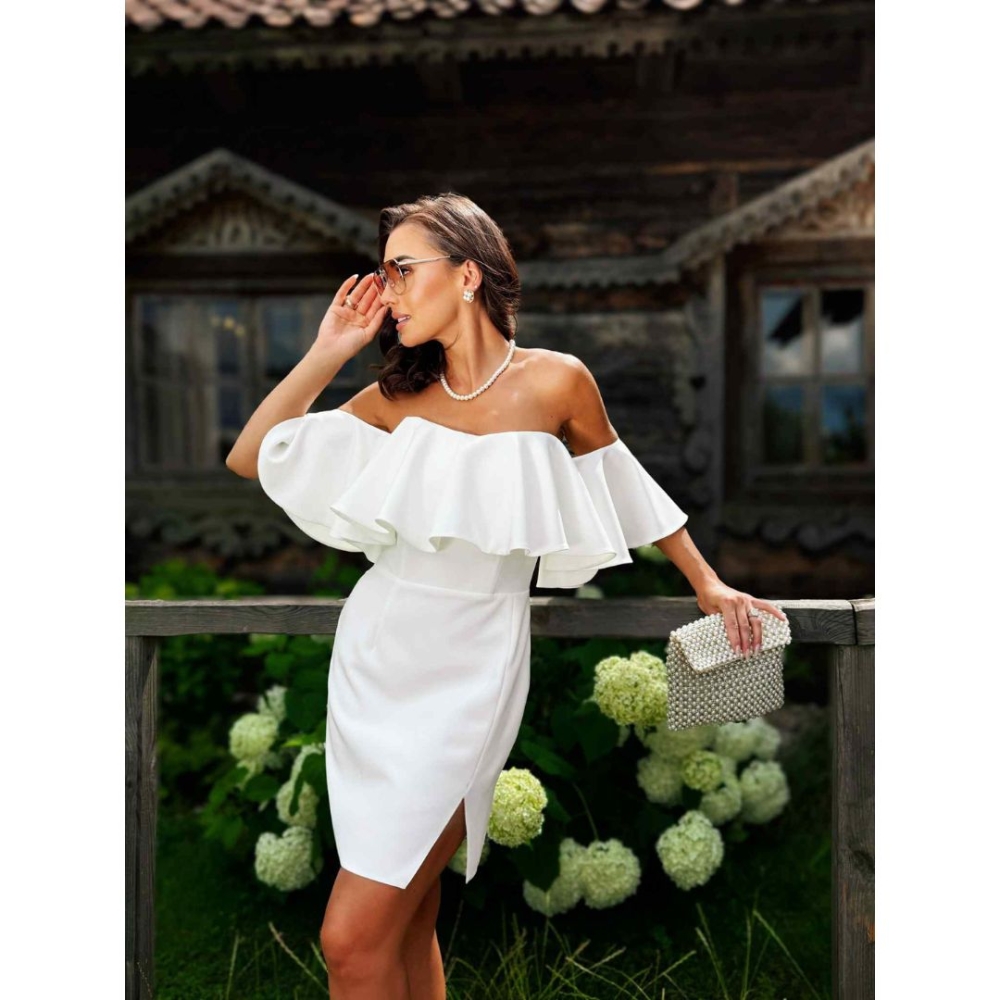 Śmietankowa elegancka sukienka hiszpanka mini z ozdobną falbaną i rozporkiem Sierra by Swing