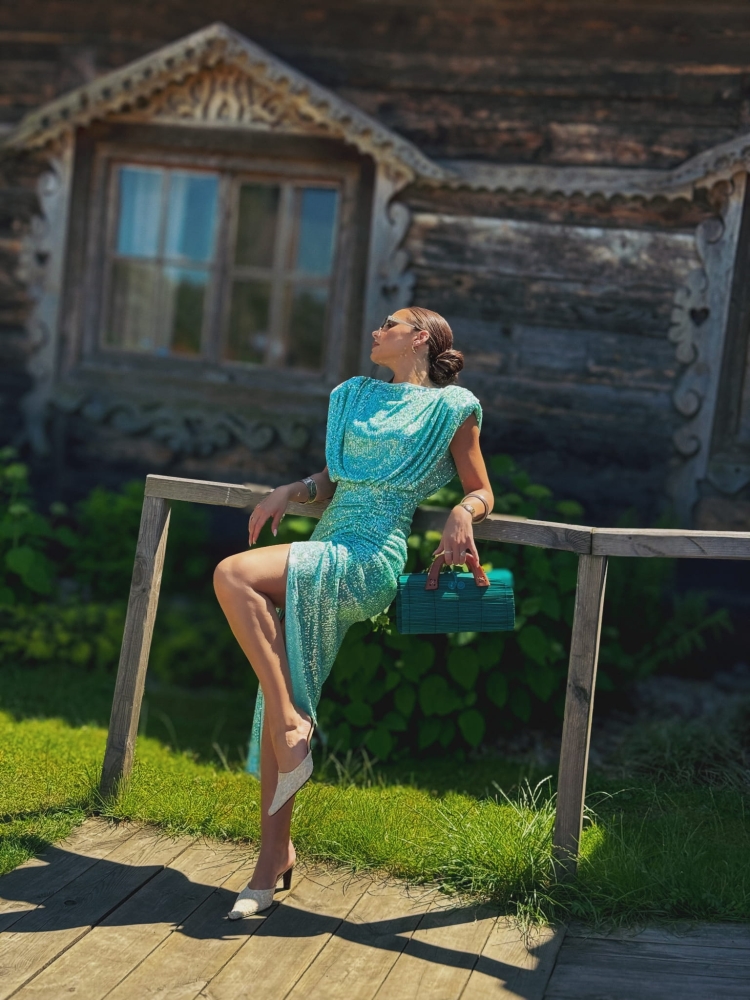 Miętowa  dopasowana sukienka midi z cekinów bez rękawa Nicol Summer by Swing