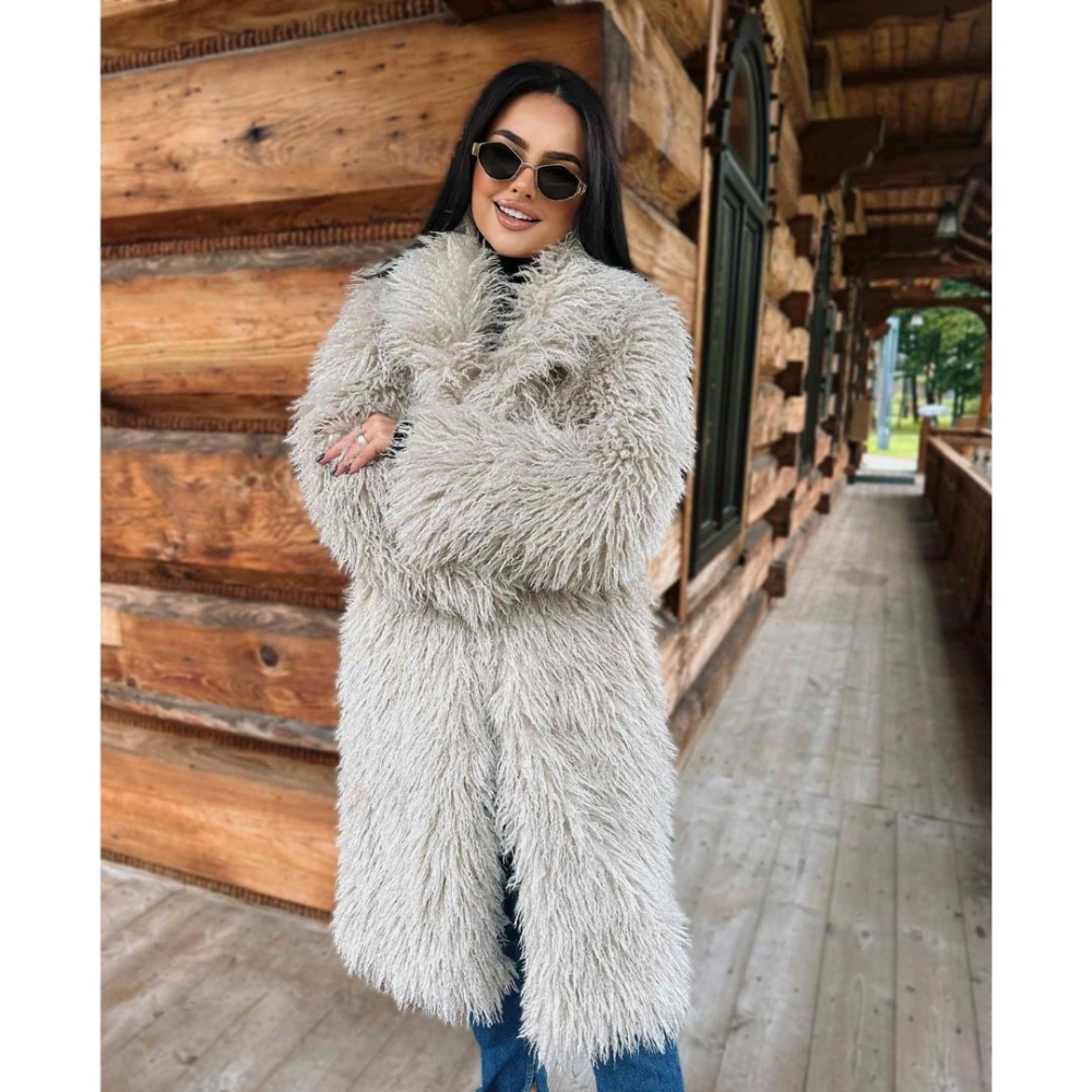 Beżowy płaszcz ze sztucznego futerka typu shaggy o prostym kroju