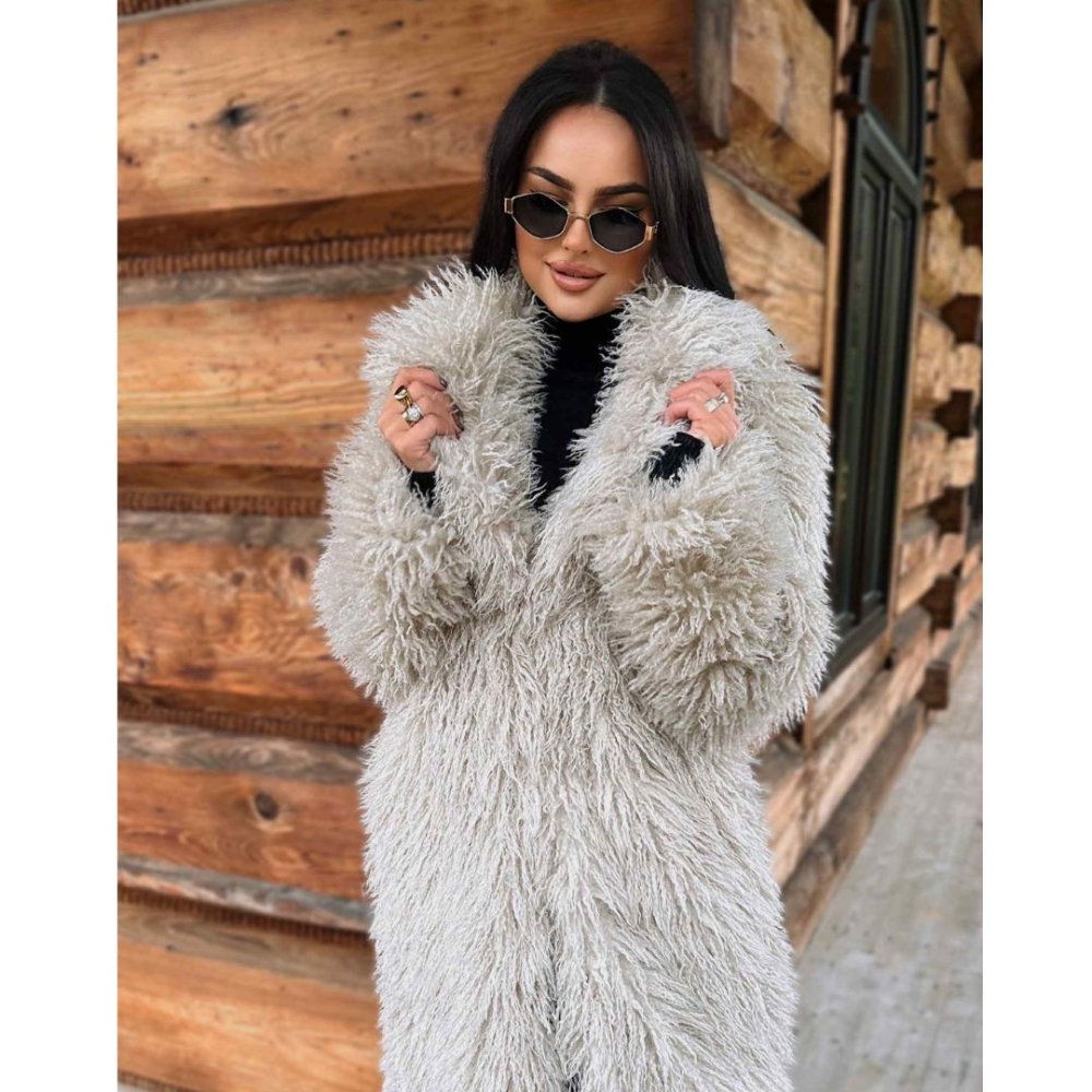 Beżowy płaszcz ze sztucznego futerka typu shaggy o prostym kroju