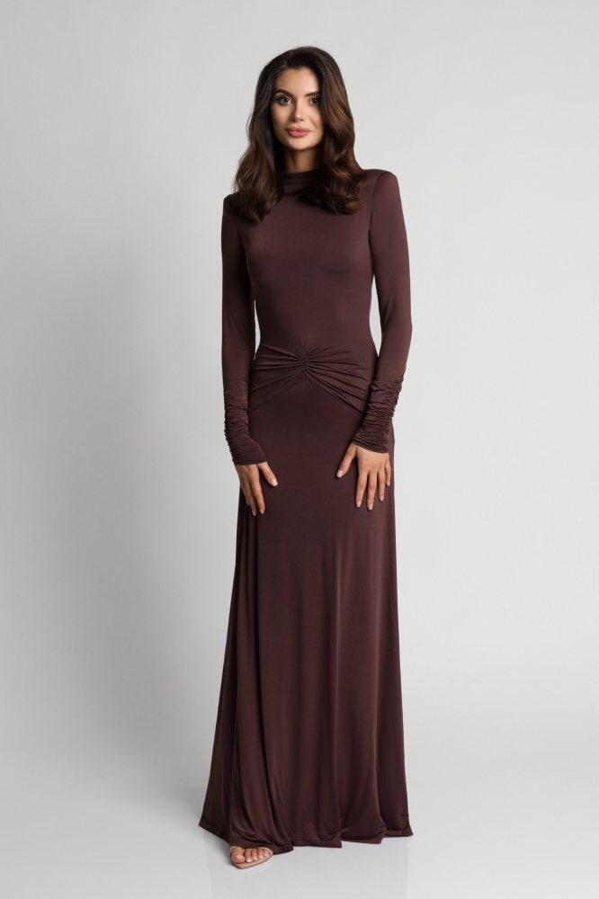 Długa efektowana brązowa sukienka z marszczeniem w talii Anabel by Swing