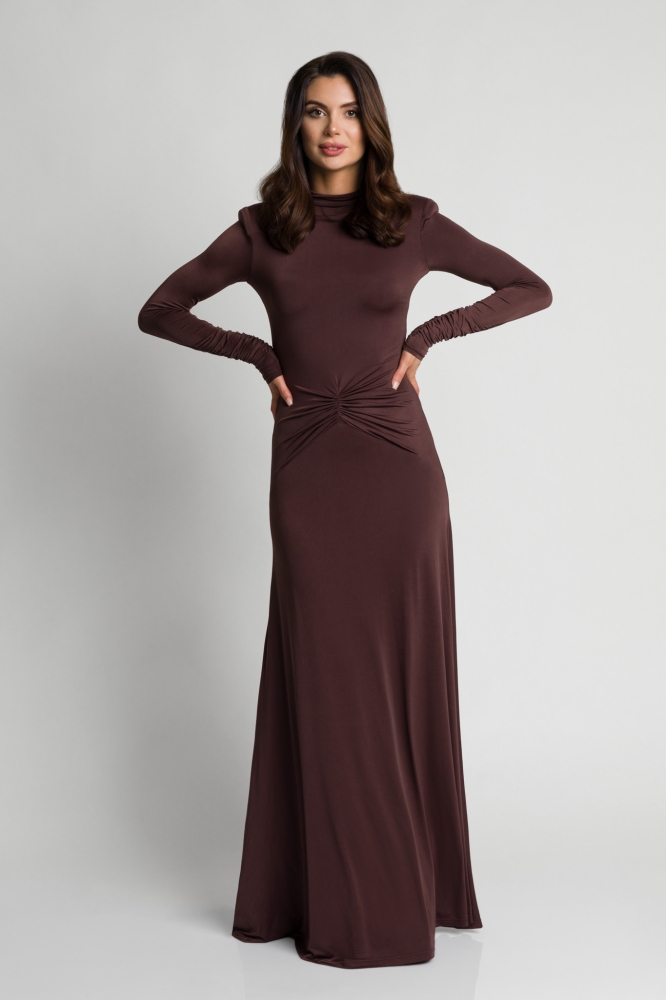 Długa efektowana brązowa sukienka z marszczeniem w talii Anabel by Swing