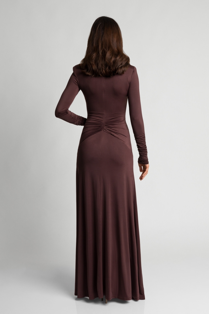 Długa efektowana brązowa sukienka z marszczeniem w talii Anabel by Swing