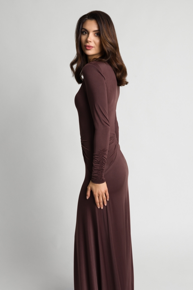 Długa efektowana brązowa sukienka z marszczeniem w talii Anabel by Swing