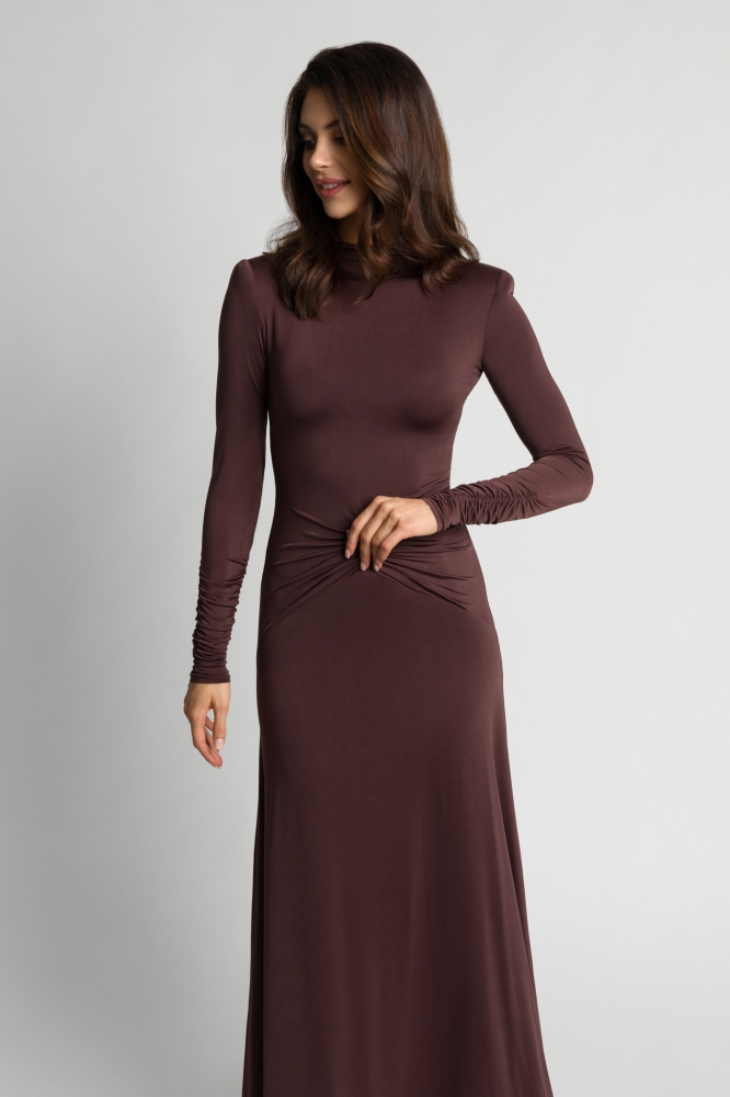 Długa efektowana brązowa sukienka z marszczeniem w talii Anabel by Swing