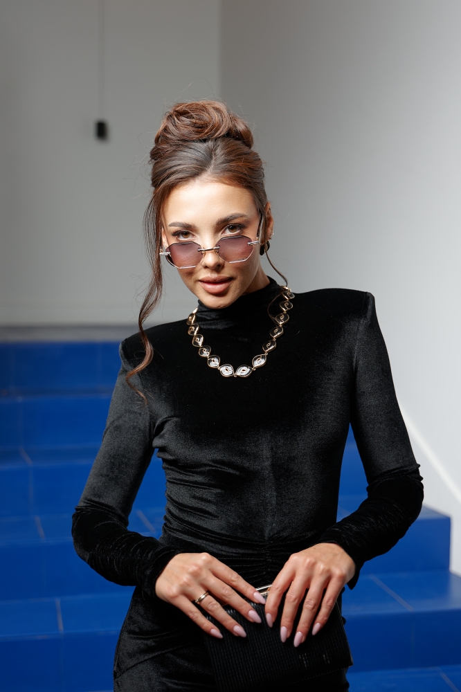 Dopasowana welurowa sukienka midi z półgolfem i ozdobnym marszczeniem Vera by Swing