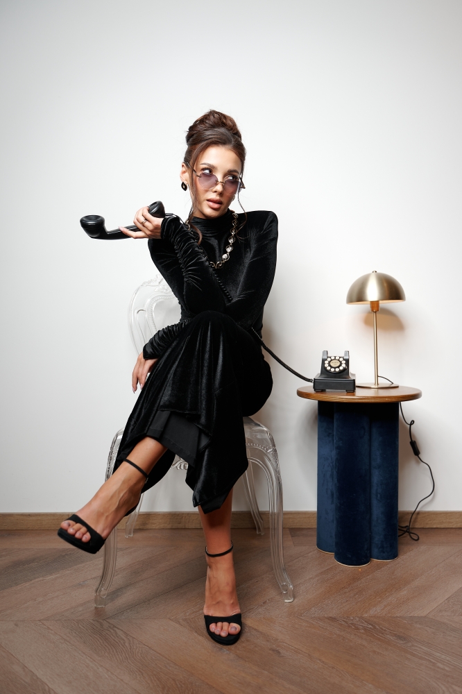 Dopasowana welurowa sukienka midi z półgolfem i ozdobnym marszczeniem Vera by Swing