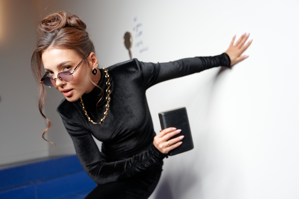 Dopasowana welurowa sukienka midi z półgolfem i ozdobnym marszczeniem Vera by Swing