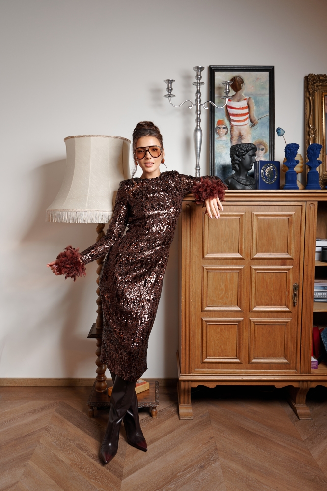 Dopasowana sukienka Pam z brązowych cekinów z długim rękawem wykończonym piórkami