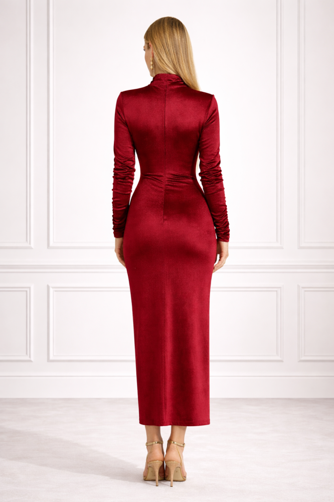Dopasowana bordowa welurowa sukienka midi z półgolfem i ozdobnym marszczeniem Vera by Swing