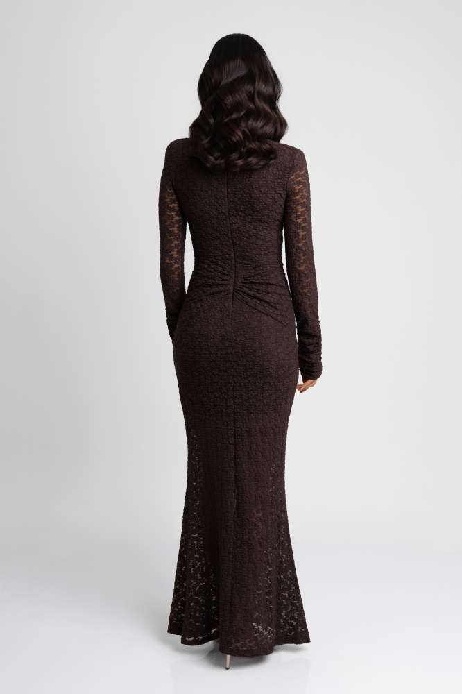 Długa efektowana brązowa koronkowa sukienka z krótszą podszewką Anabel romantic by Swing