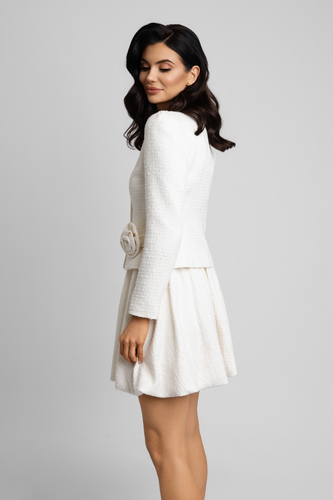 BIały śmietankowy tweedowy komplet spódnica+ marynarka z ozdobnymi kieszeniami Rosalie by Swing