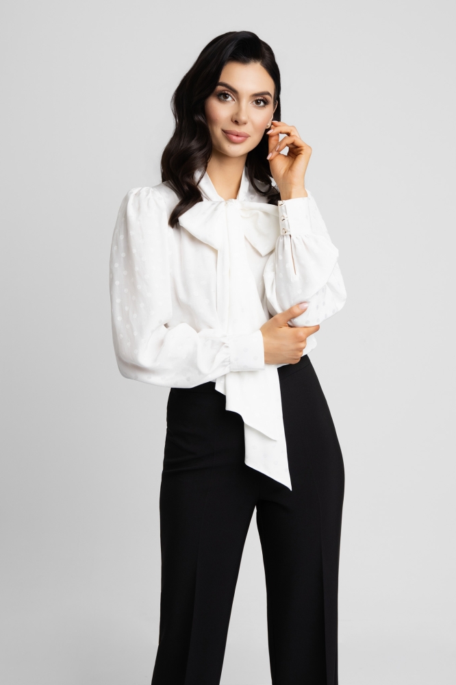 Elegancka wiskozowa biała koszula w delikatne grochy z wiązaniem przy szyi Mila by Swing