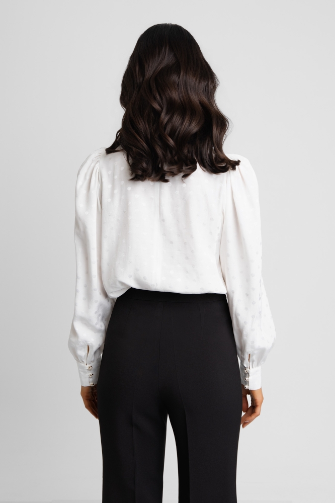 Elegancka wiskozowa biała koszula w delikatne grochy z wiązaniem przy szyi Mila by Swing