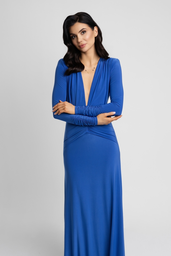 Długa efektowana niebieska sukienka z głębokim dekoltem i marszczeniem w talii  Valentina by Swing  royal blue