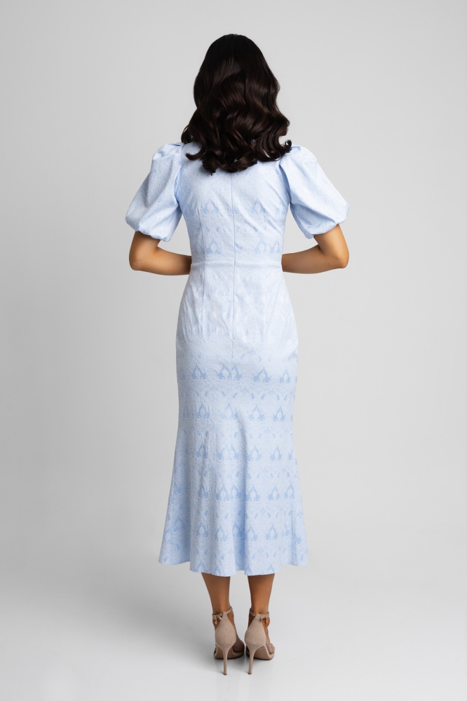 Błękitna żakardowa sukienka midi z bufiastym rękawem Claudia by Swing