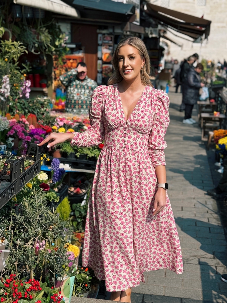 Różowa delikatnie rozkloszowana romantyczna sukienka midi  z rękawem 3/4 w drobne kwiatki  Marbella by  Swing
