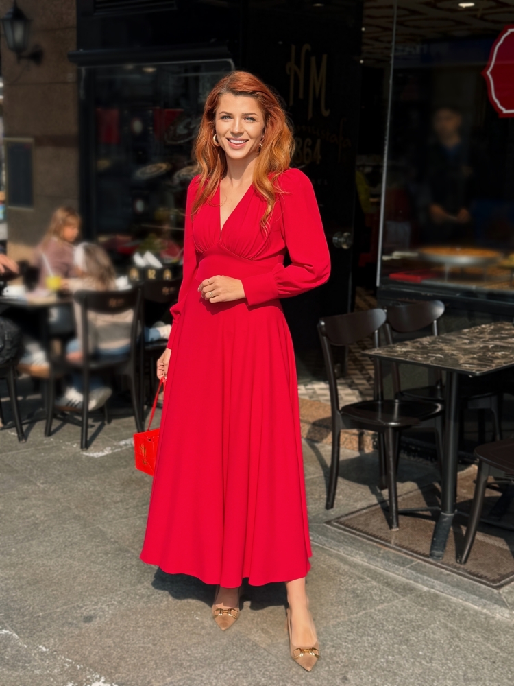Czerwona rozkloszowana romantyczna sukienka midi z dekoltem Aisha by Swing  czerwona malinowa sukienka z głębokim dekoltem z długim rękawem z eleganckim mankietem, idealna na komunię czy wesele