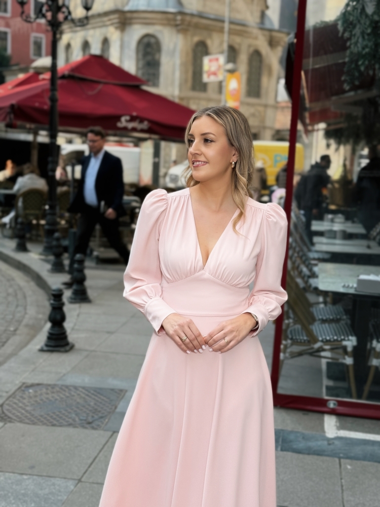 Pudrowo różowa rozkloszowana romantyczna sukienka midi z dekoltem Aisha by Swing