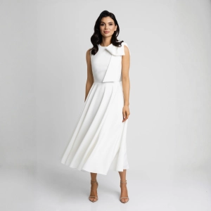 Biała ecru rozkloszowana sukienka midi z kokardą na ramieniu Mercy by Swing