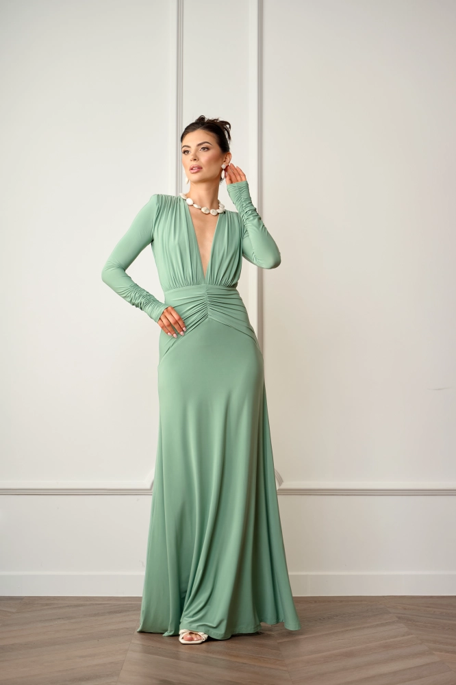 Długa efektowana miętowa sukienka z głębokim dekoltem i marszczeniem w talii Valentina by Swing macha