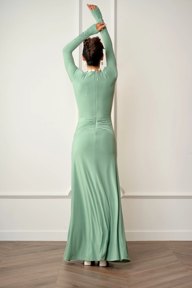 Długa efektowana miętowa sukienka z głębokim dekoltem i marszczeniem w talii Valentina by Swing macha