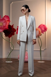 Beżowy pastelowy garnitur  dwurzędowa marynarka i luźne spodnie  Billy by Swing    Sand