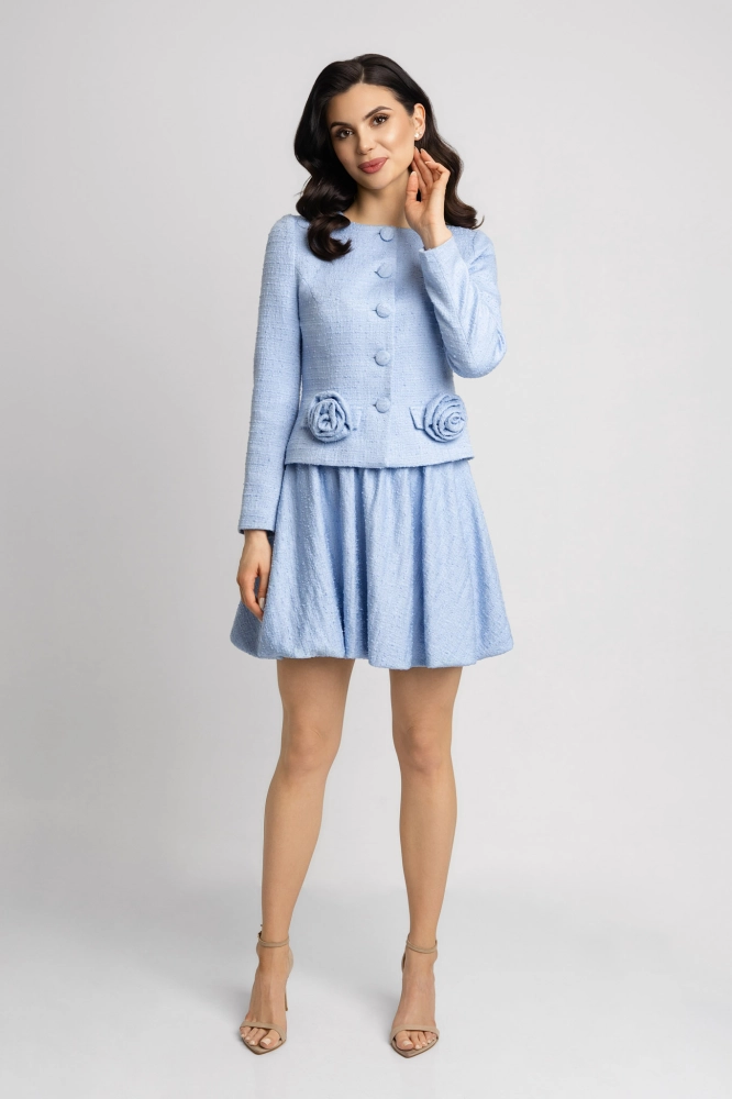 Błękitny tweedowy komplet spódnica+ marynarka z ozdobnymi kieszeniami  Rosalie by Swing  baby blue błekitna marynkarka chanelka z różami idealna na chrzciny czy komunie do tego spódnica kolor baby blue niebieski