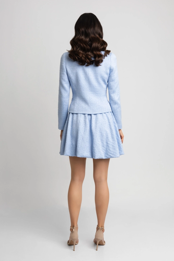 Błękitny tweedowy komplet spódnica+ marynarka z ozdobnymi kieszeniami  Rosalie by Swing  baby blue błekitna marynkarka chanelka z różami idealna na chrzciny czy komunie do tego spódnica kolor baby blue niebieski