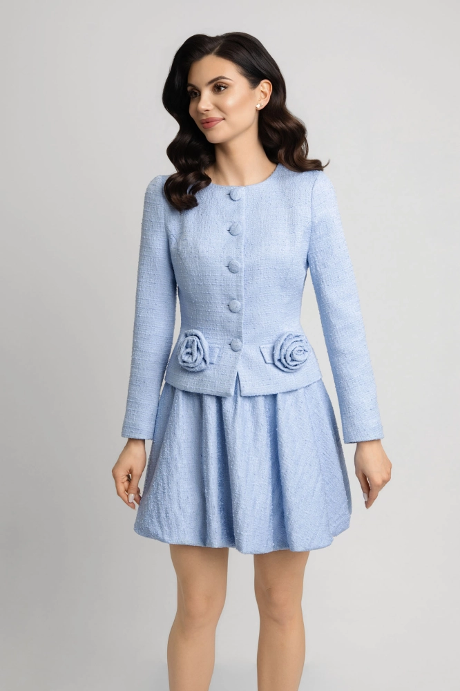 Błękitny tweedowy komplet spódnica+ marynarka z ozdobnymi kieszeniami  Rosalie by Swing  baby blue błekitna marynkarka chanelka z różami idealna na chrzciny czy komunie do tego spódnica kolor baby blue niebieski