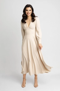 Jasna beżowa rozkloszowana romantyczna sukienka midi z dekoltem Aisha by Swing   