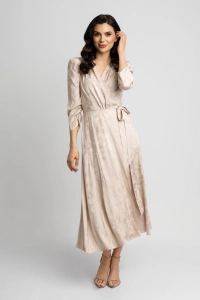 Beżowa kopertowa sukienka midi w kwiatowy  żakardowy wzór Trinity by Swing  