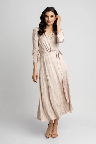 Beżowa kopertowa sukienka midi w kwiatowy  żakardowy wzór Trinity by Swing  