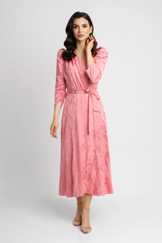 Różowa truskawkowa kopertowa sukienka midi w kwiatowy  żakardowy wzór Trinity by Swing   