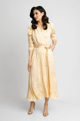 Żółta pastelowa kopertowa sukienka midi w kwiatowy  żakardowy wzór Trinity by Swing    