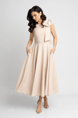 Beżowa rozkloszowana sukienka midi z kokardą na ramieniu Mercy by Swing 