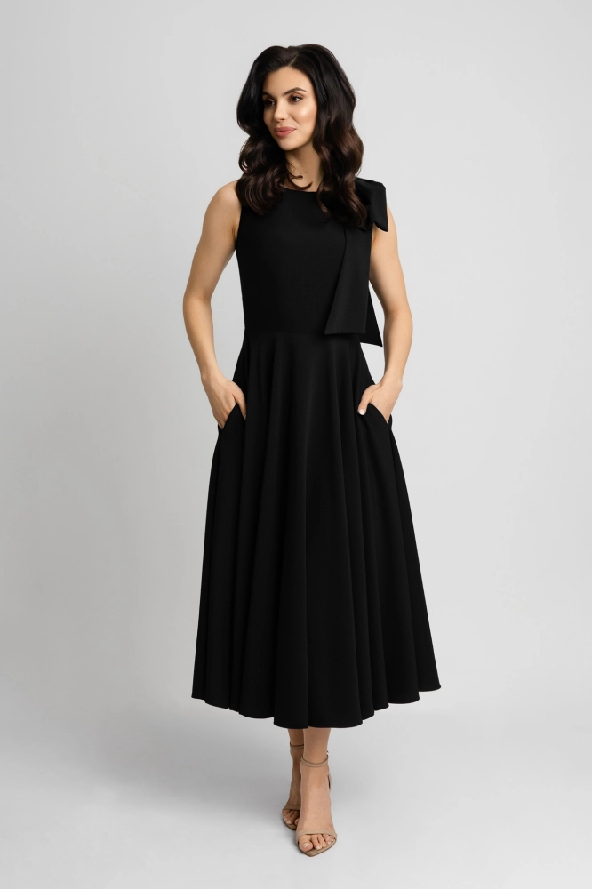 Czarna rozkloszowana sukienka midi z kokardą na ramieniu Mercy by Swing