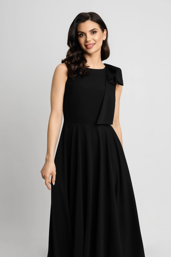 Czarna rozkloszowana sukienka midi z kokardą na ramieniu Mercy by Swing  mała czarna wieczorowa