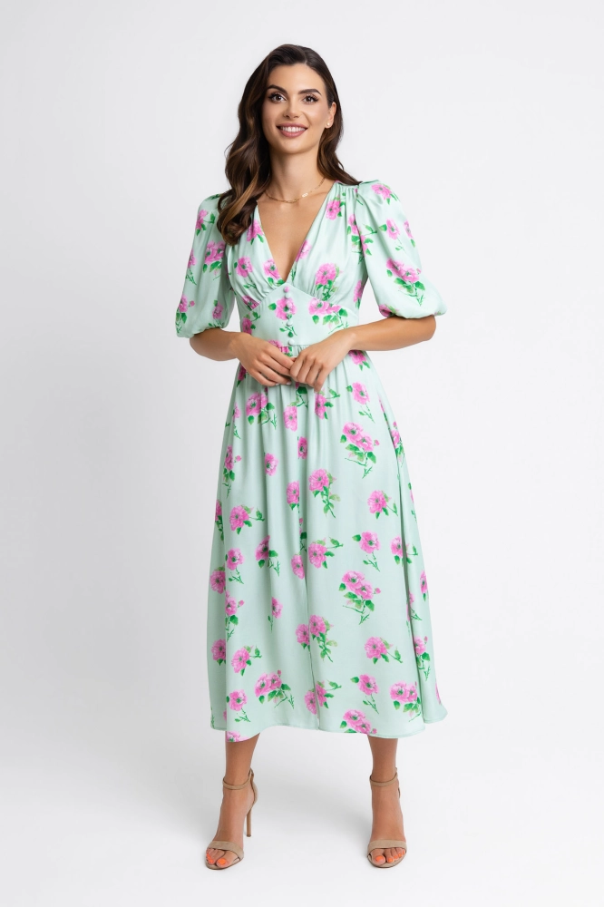 Miętowa sukienka bambi Mint z satyny wiskozowej. Elegancka sukienka midi w kwiaty z dekoltem V i bufiastymi rękawami. Idealna na wesele, komunię, chrzciny i letnie przyjęcia.